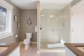 Hillside Haven 4 Bedroom Home by RedAwning