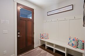 Hillside Haven 4 Bedroom Home by RedAwning