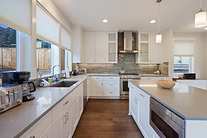 Hillside Haven 4 Bedroom Home by RedAwning