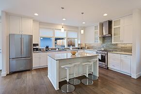 Hillside Haven 4 Bedroom Home by RedAwning