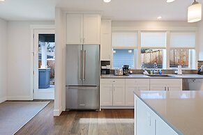 Hillside Haven 4 Bedroom Home by RedAwning