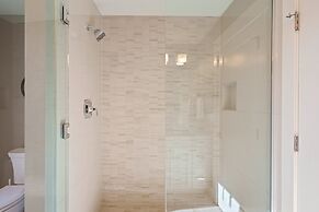 Hillside Haven 4 Bedroom Home by RedAwning