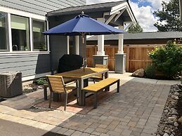 Hillside Haven 4 Bedroom Home by RedAwning