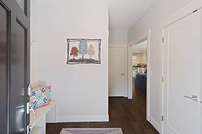 Hillside Haven 4 Bedroom Home by RedAwning