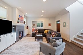 Hillside Haven 4 Bedroom Home by RedAwning