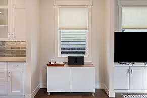 Hillside Haven 4 Bedroom Home by RedAwning