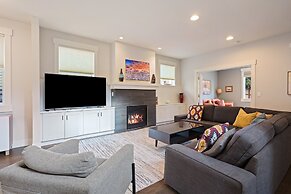 Hillside Haven 4 Bedroom Home by RedAwning