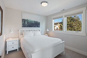 Hillside Haven 4 Bedroom Home by RedAwning