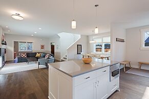 Hillside Haven 4 Bedroom Home by RedAwning