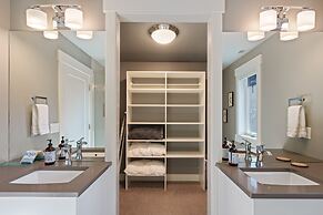 Hillside Haven 4 Bedroom Home by RedAwning