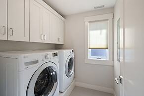 Hillside Haven 4 Bedroom Home by RedAwning