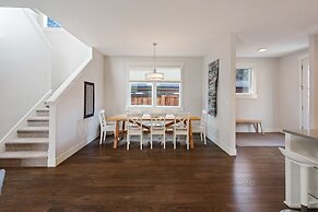 Hillside Haven 4 Bedroom Home by RedAwning