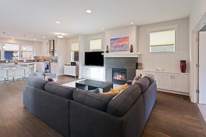 Hillside Haven 4 Bedroom Home by RedAwning