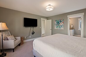 Hillside Haven 4 Bedroom Home by RedAwning