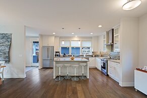 Hillside Haven 4 Bedroom Home by RedAwning