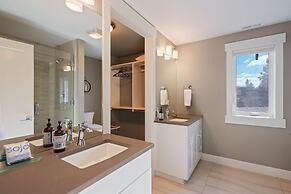 Hillside Haven 4 Bedroom Home by RedAwning