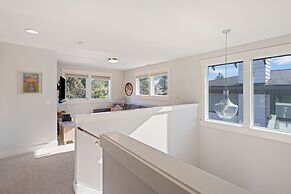 Hillside Haven 4 Bedroom Home by RedAwning