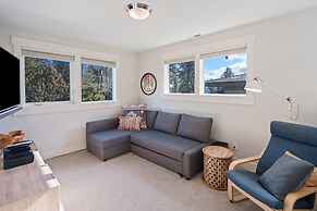 Hillside Haven 4 Bedroom Home by RedAwning