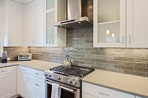 Hillside Haven 4 Bedroom Home by RedAwning