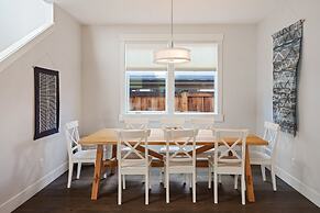 Hillside Haven 4 Bedroom Home by RedAwning