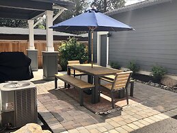 Hillside Haven 4 Bedroom Home by RedAwning