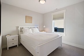 Hillside Haven 4 Bedroom Home by RedAwning