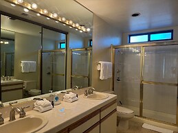 Isleta 897 *30 Day Minimum* 2 Bedroom Condo by RedAwning