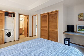 Quiet River   *30 Day Minimum 4 Bedroom Townhouse by RedAwning