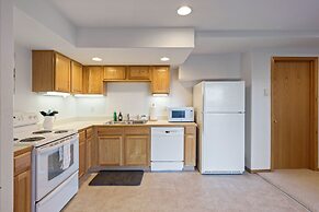 Quiet River   *30 Day Minimum 4 Bedroom Townhouse by RedAwning