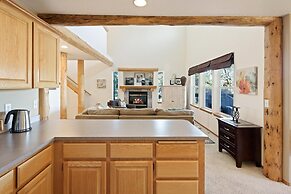 Quiet River   *30 Day Minimum 4 Bedroom Townhouse by RedAwning