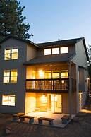 Quiet River   *30 Day Minimum 4 Bedroom Townhouse by RedAwning