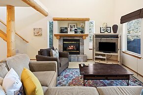 Quiet River   *30 Day Minimum 4 Bedroom Townhouse by RedAwning