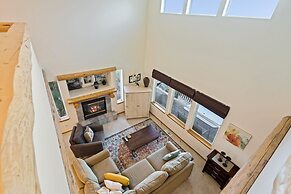 Quiet River   *30 Day Minimum 4 Bedroom Townhouse by RedAwning