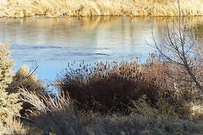 Quiet River   *30 Day Minimum 4 Bedroom Townhouse by RedAwning