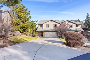 Quiet River   *30 Day Minimum 4 Bedroom Townhouse by RedAwning