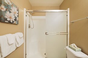 Quiet River   *30 Day Minimum 4 Bedroom Townhouse by RedAwning