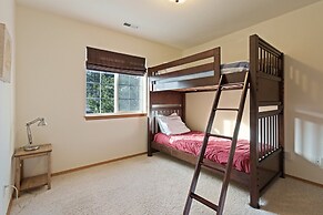 Quiet River   *30 Day Minimum 4 Bedroom Townhouse by RedAwning