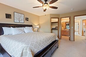 Quiet River   *30 Day Minimum 4 Bedroom Townhouse by RedAwning