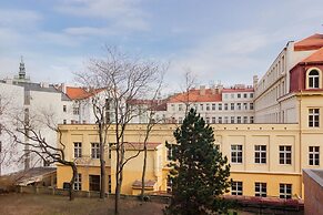 APT Prague Ch. Bridge by Michal&Friends