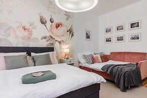 APT Prague Ch. Bridge by Michal&Friends