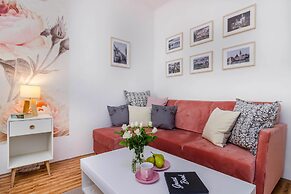 APT Prague Ch. Bridge by Michal&Friends