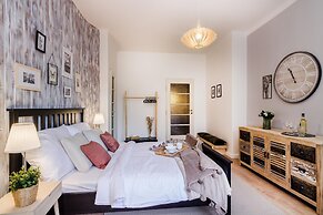 APT Prague Ch. Bridge by Michal&Friends