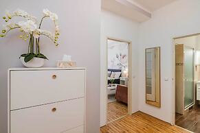 APT Prague Ch. Bridge by Michal&Friends