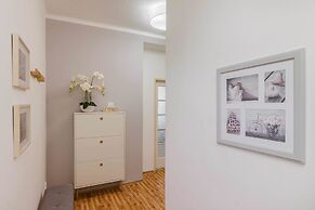 APT Prague Ch. Bridge by Michal&Friends