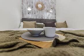 APT Prague Ch. Bridge by Michal&Friends