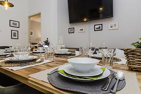 APT Prague Ch. Bridge by Michal&Friends