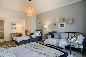 APT Prague Ch. Bridge by Michal&Friends