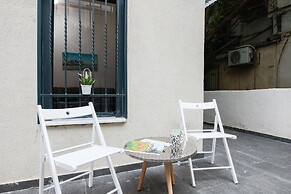 1 BR with Patio in City Center by FeelHome