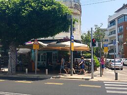 1 BR with Patio in City Center by FeelHome