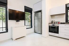 1 BR with Patio in City Center by FeelHome